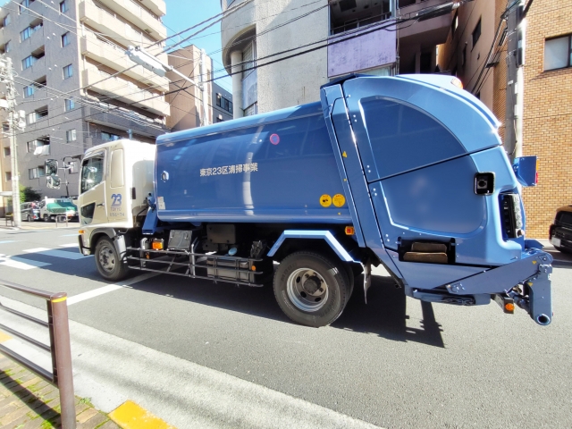 住宅街の路上に停車したごみ収集車